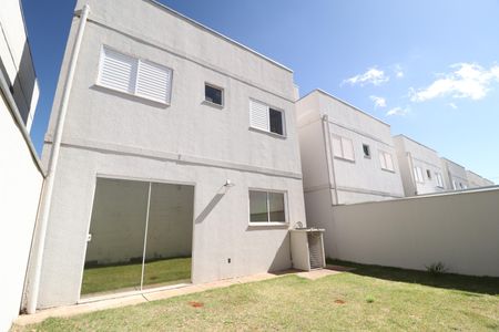 Casa de condomínio para alugar com 81m², 3 quartos e 2 vagasQuintal