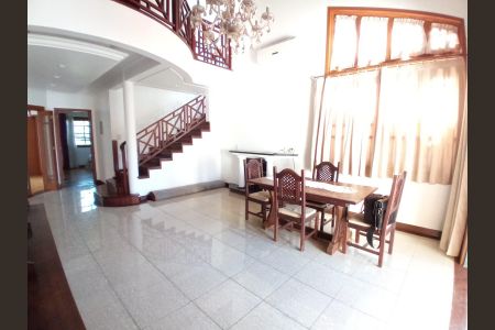 Casa para alugar com 272m², 4 quartos e 2 vagasÁrea externa