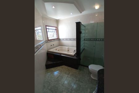 Casa para alugar com 272m², 4 quartos e 2 vagasBanheiro