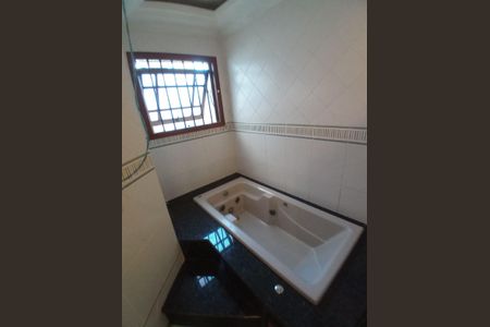 Casa para alugar com 272m², 4 quartos e 2 vagasBanheiro