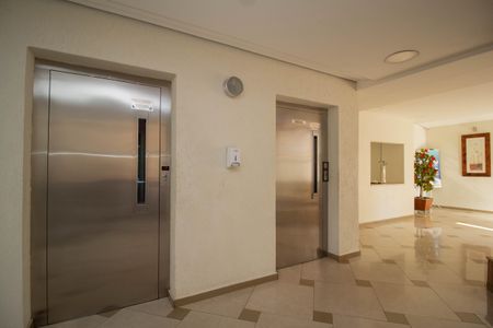 Apartamento à venda com 56m², 2 quartos e 1 vaga Apartamento à venda com 56m², 2 quartos e 1 vagaHall social