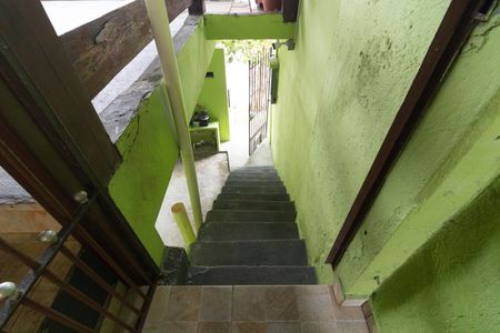 Casa à venda com 120m², 3 quartos e 2 vagas Casa à venda com 120m², 3 quartos e 2 vagasEscada