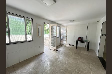 Casa à venda com 100m², 4 quartos e 1 vagaÁrea de Serviço