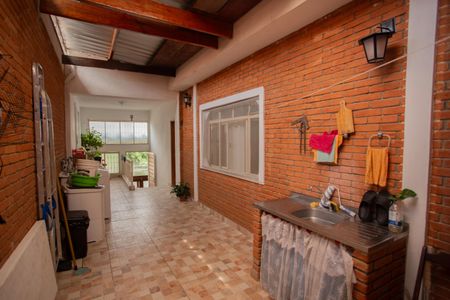 Casa à venda com 350m², 2 quartos e 2 vagas Casa à venda com 350m², 2 quartos e 2 vagasQUINTAL E ÁREA DE SERVIÇO