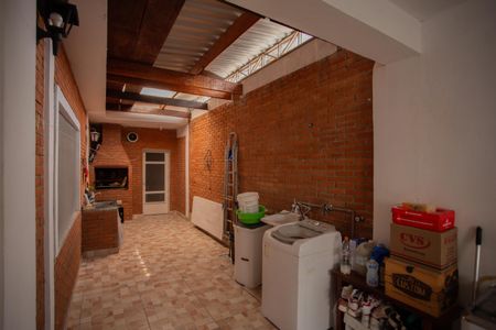 Casa à venda com 350m², 2 quartos e 2 vagas Casa à venda com 350m², 2 quartos e 2 vagasQUINTAL E ÁREA DE SERVIÇO