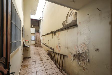 Casa à venda com 281m², 3 quartos e 3 vagas Casa à venda com 281m², 3 quartos e 3 vagasCorredor lateral