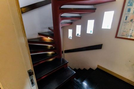 Casa de condomínio à venda com 230m², 4 quartos e 3 vagasEscada acesso