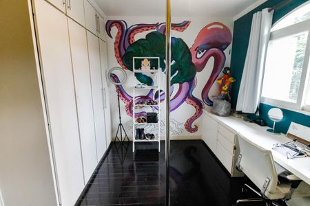 Casa de condomínio à venda com 230m², 4 quartos e 3 vagasSuíte 2