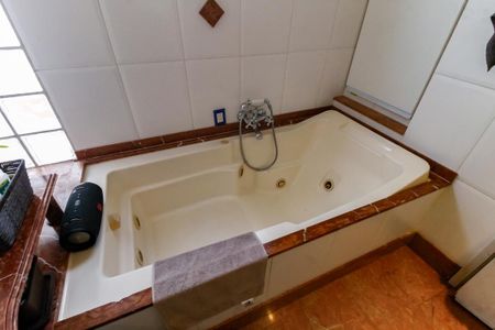 Casa de condomínio à venda com 230m², 4 quartos e 3 vagasBanheiro da Suíte 4 - Banheira