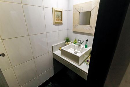 Casa de condomínio à venda com 230m², 4 quartos e 3 vagasLavabo