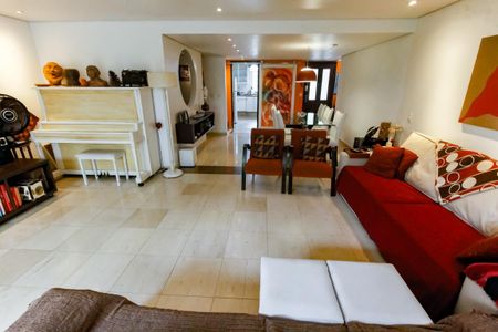 Casa de condomínio à venda com 230m², 4 quartos e 3 vagasSala 1