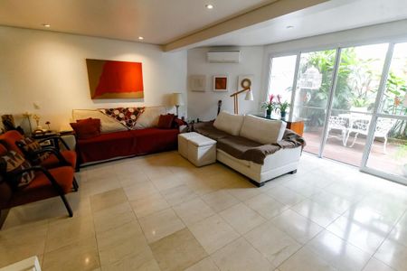 Casa de condomínio à venda com 230m², 4 quartos e 3 vagasSala 1