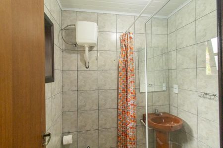 Banheiro Social de casa para alugar com 1 quarto, 18m² em Bacacheri, Curitiba