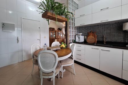 Casa à venda com 234m², 3 quartos e 2 vagas Casa à venda com 234m², 3 quartos e 2 vagasCozinha