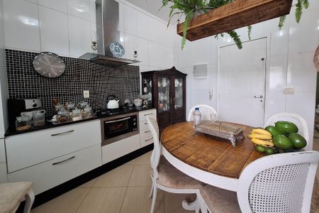 Casa à venda com 234m², 3 quartos e 2 vagas Casa à venda com 234m², 3 quartos e 2 vagasCozinha