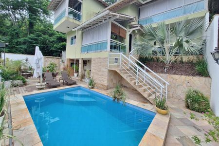 Casa à venda com 234m², 3 quartos e 2 vagas Casa à venda com 234m², 3 quartos e 2 vagasQuintal
