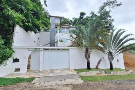 Casa à venda com 234m², 3 quartos e 2 vagas Casa à venda com 234m², 3 quartos e 2 vagasFachada