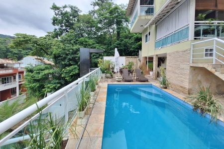 Casa à venda com 234m², 3 quartos e 2 vagas Casa à venda com 234m², 3 quartos e 2 vagasQuintal