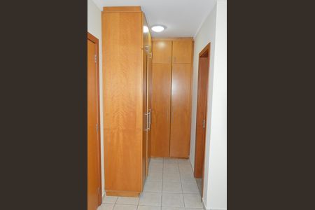 Closet da suíte de apartamento para alugar com 1 quarto, 48m² em Centro, Ribeirão Preto
