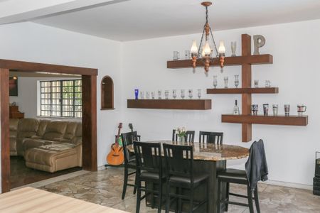 Casa à venda com 470m², 5 quartos e 4 vagas Casa à venda com 470m², 5 quartos e 4 vagasSala