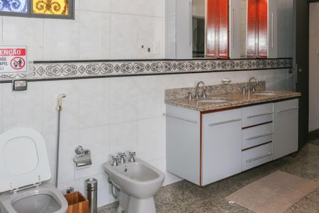 Casa à venda com 470m², 5 quartos e 4 vagas Casa à venda com 470m², 5 quartos e 4 vagasBanheiro da Suíte 1