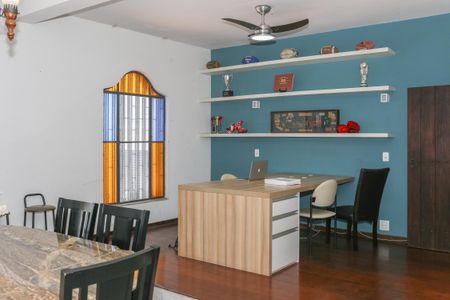 Casa à venda com 470m², 5 quartos e 4 vagas Casa à venda com 470m², 5 quartos e 4 vagasSala