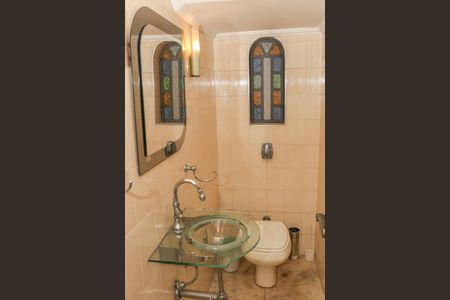 Casa à venda com 470m², 5 quartos e 4 vagas Casa à venda com 470m², 5 quartos e 4 vagasLavabo