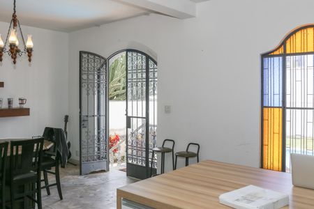 Casa à venda com 470m², 5 quartos e 4 vagas Casa à venda com 470m², 5 quartos e 4 vagasSala