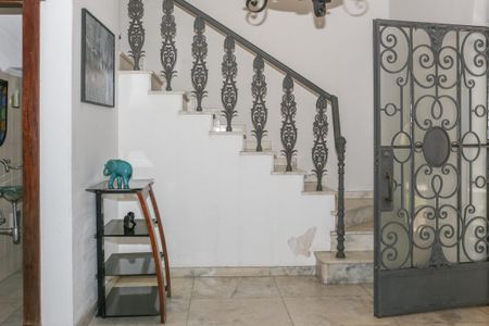 Casa à venda com 470m², 5 quartos e 4 vagas Casa à venda com 470m², 5 quartos e 4 vagasEntrada