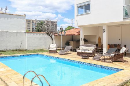 Casa à venda com 470m², 5 quartos e 4 vagas Casa à venda com 470m², 5 quartos e 4 vagasPiscina