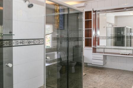 Casa à venda com 470m², 5 quartos e 4 vagas Casa à venda com 470m², 5 quartos e 4 vagasBanheiro da Suíte 1