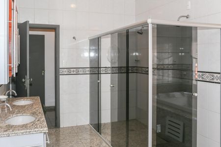 Casa à venda com 470m², 5 quartos e 4 vagas Casa à venda com 470m², 5 quartos e 4 vagasBanheiro da Suíte 1