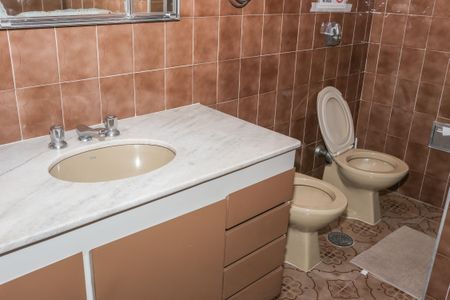 Casa à venda com 470m², 5 quartos e 4 vagas Casa à venda com 470m², 5 quartos e 4 vagasBanheiro da Suíte 2