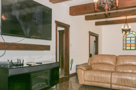 Casa à venda com 470m², 5 quartos e 4 vagas Casa à venda com 470m², 5 quartos e 4 vagasSala