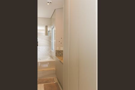 Casa à venda com 470m², 5 quartos e 4 vagas Casa à venda com 470m², 5 quartos e 4 vagasBanheiro da Suite 3