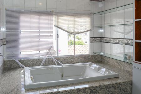 Casa à venda com 470m², 5 quartos e 4 vagas Casa à venda com 470m², 5 quartos e 4 vagasBanheiro da Suíte 1