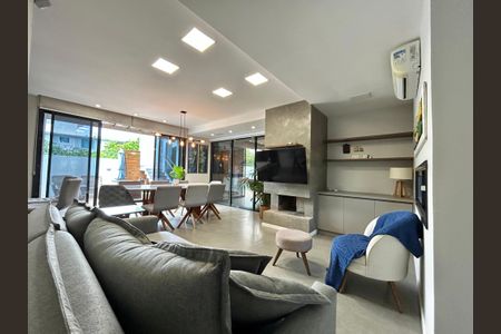 Casa de condomínio para alugar com 210m², 4 quartos e 3 vagas Casa de condomínio para alugar com 210m², 4 quartos e 3 vagasSala