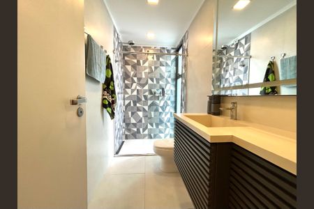 Casa de condomínio para alugar com 210m², 4 quartos e 3 vagas Casa de condomínio para alugar com 210m², 4 quartos e 3 vagasBanheiro da Suíte