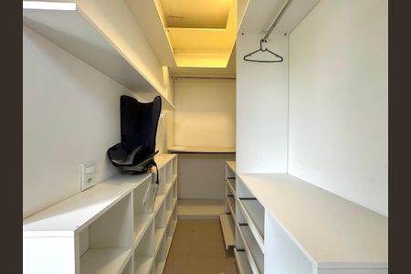 Casa de condomínio para alugar com 210m², 4 quartos e 3 vagas Casa de condomínio para alugar com 210m², 4 quartos e 3 vagasSuíte closet