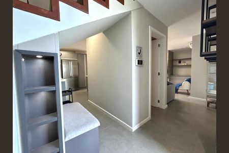 Casa de condomínio para alugar com 210m², 4 quartos e 3 vagas Casa de condomínio para alugar com 210m², 4 quartos e 3 vagasHall de entrada