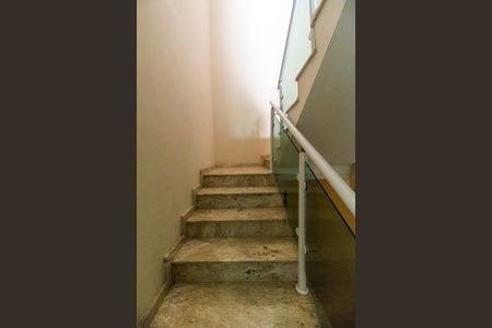 Casa para alugar com 370m², 2 quartos e 1 vagaEscada