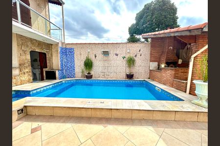 Casa à venda com 392m², 3 quartos e 7 vagas Casa à venda com 392m², 3 quartos e 7 vagasPiscina