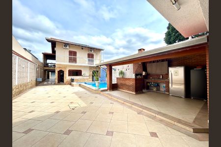 Casa à venda com 392m², 3 quartos e 7 vagas Casa à venda com 392m², 3 quartos e 7 vagasQuintal / Garagem