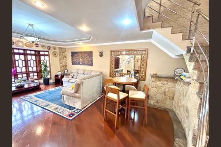 Casa à venda com 392m², 3 quartos e 7 vagas Casa à venda com 392m², 3 quartos e 7 vagasSala