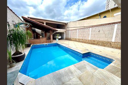 Casa à venda com 392m², 3 quartos e 7 vagas Casa à venda com 392m², 3 quartos e 7 vagasPiscina