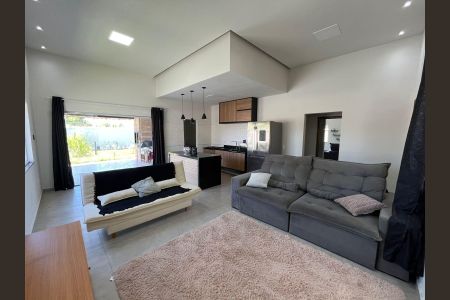 Sala de casa de condomínio para alugar com 3 quartos, 160m² em Bosque Fundo, Maricá