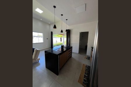 Sala de casa de condomínio para alugar com 3 quartos, 160m² em Bosque Fundo, Maricá