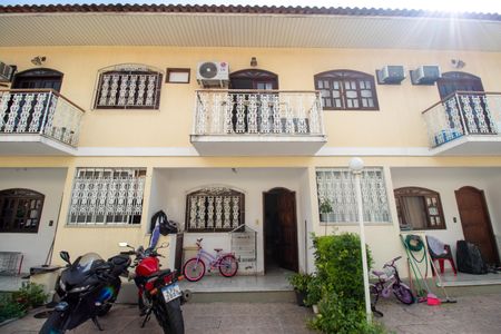 Casa de condomínio à venda com 70m², 2 quartos e 1 vaga Casa de condomínio à venda com 70m², 2 quartos e 1 vagaFachada