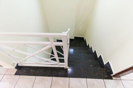 Casa para alugar com 200m², 2 quartos e 2 vagas Casa para alugar com 200m², 2 quartos e 2 vagasEscada