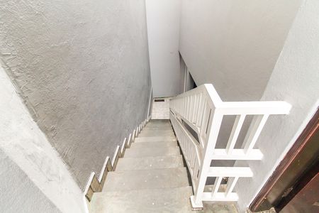 Casa para alugar com 200m², 2 quartos e 2 vagas Casa para alugar com 200m², 2 quartos e 2 vagasEscada